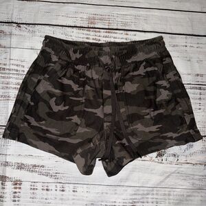 Athleta Camo Farallon Shorts‎ Green Size 4